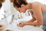 /content/dam/uhc/uhone/health-and-wellness/wide-WomenWashingFace-1254852598_1.jpg